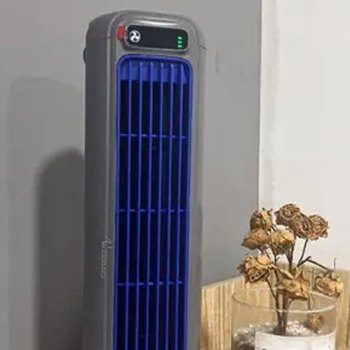 Froza AC stehend neben einem Sessel